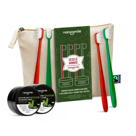 Darčekové balenie zubných kefiek a aktívneho uhlia v kozmetickej taštičke