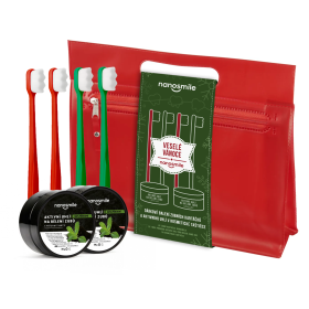 Darčekové balenie zubných kefiek a aktívneho uhlia vo vodeodolnej kozmetickej taštičke