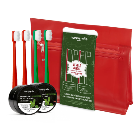 Darčekové balenie zubných kefiek a aktívneho uhlia vo vodeodolnej kozmetickej taštičke