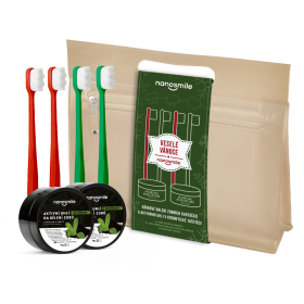 Darčekové balenie zubných kefiek a aktívneho uhlia vo vodeodolnej kozmetickej taštičke