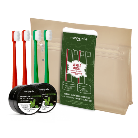 Darčekové balenie zubných kefiek a aktívneho uhlia vo vodeodolnej kozmetickej taštičke